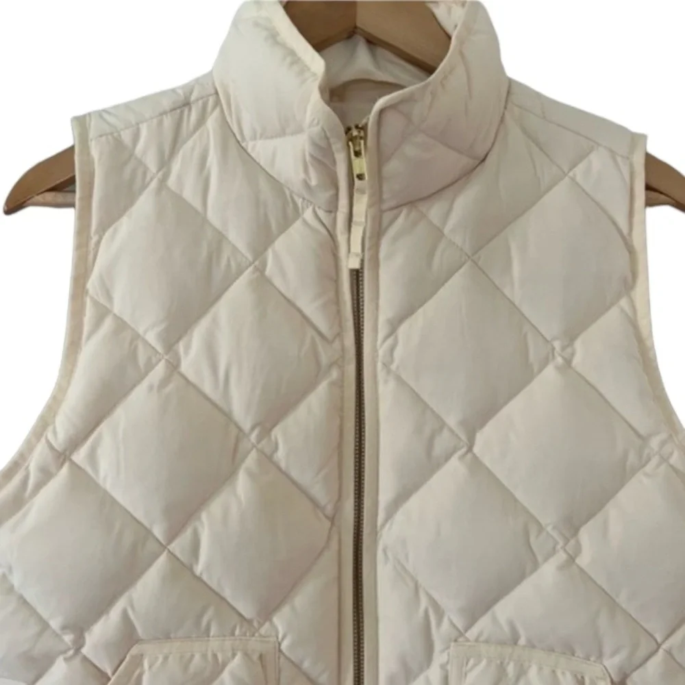 J Crew quilted vest white cream color Gold zipper SZ small excellent condition